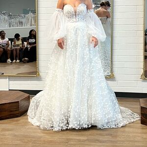 Brand new never worn wedding dress